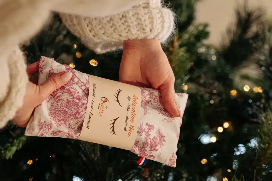 Bandeaux Olivotte disposés en rond sur un pouf