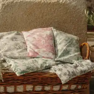 Panier en rotin rempli de coussins Olivotte