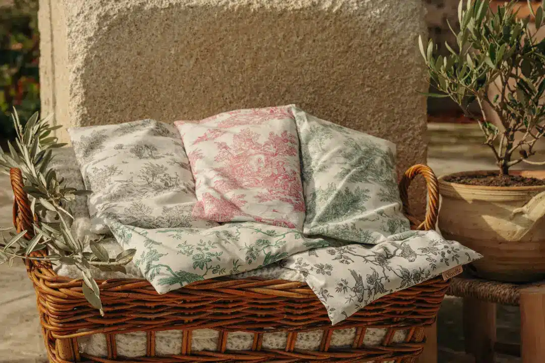 Bandeaux Olivotte disposés en rond sur un pouf