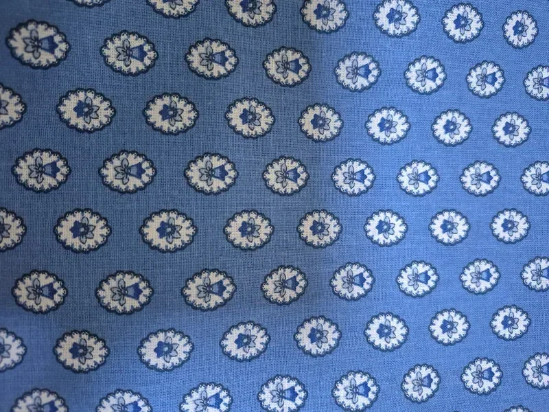 Bandeaux Olivotte disposés en rond sur un pouf