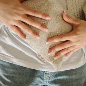 Coussin Olivotte posé le ventre d'une jeune femme