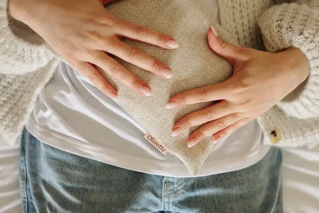 Bandeaux Olivotte disposés en rond sur un pouf