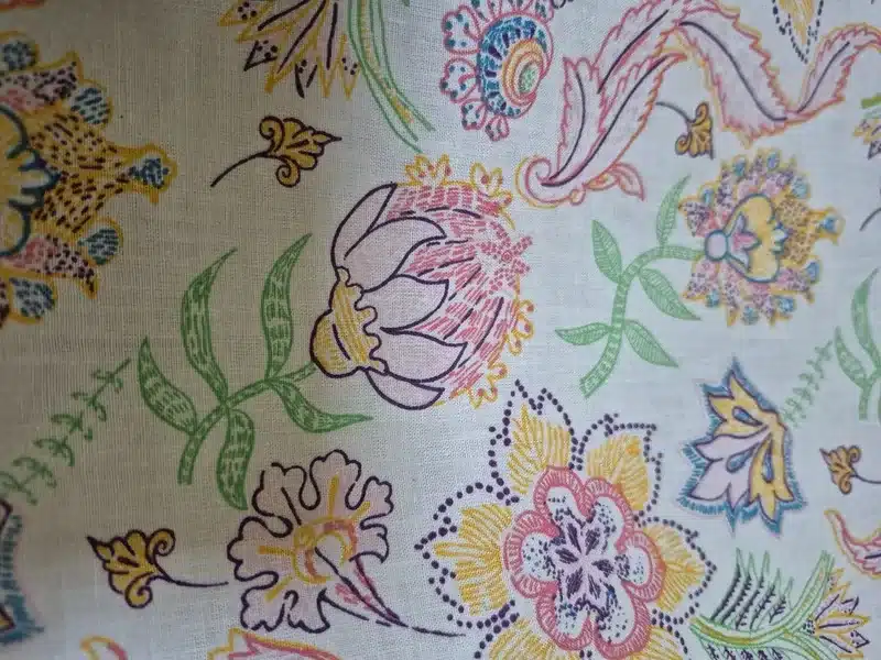 Bandeaux Olivotte disposés en rond sur un pouf