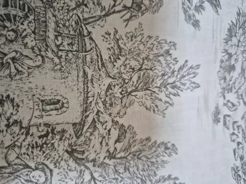 Bandeaux Olivotte disposés en rond sur un pouf