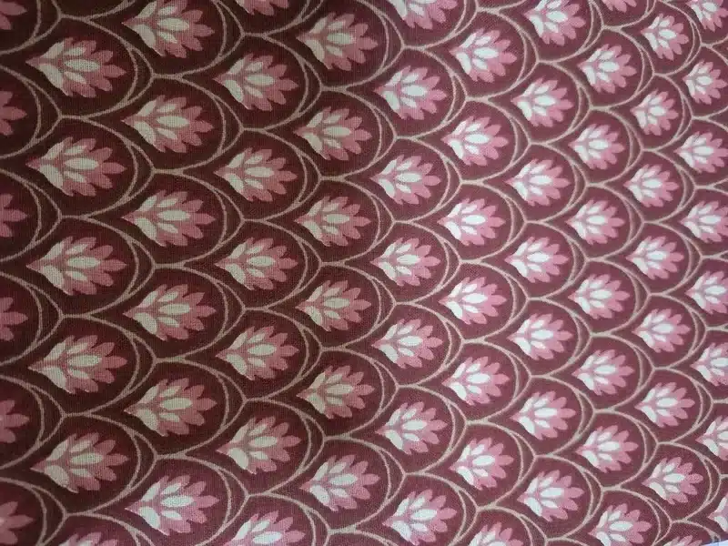 Bandeaux Olivotte disposés en rond sur un pouf