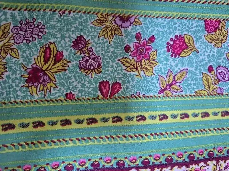 Bandeaux Olivotte disposés en rond sur un pouf