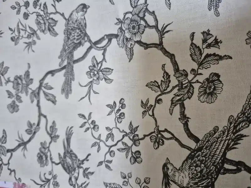 Bandeaux Olivotte disposés en rond sur un pouf