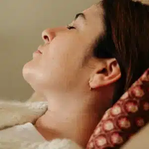 Coussin Olivotte sous la nuque d'une jeune femme