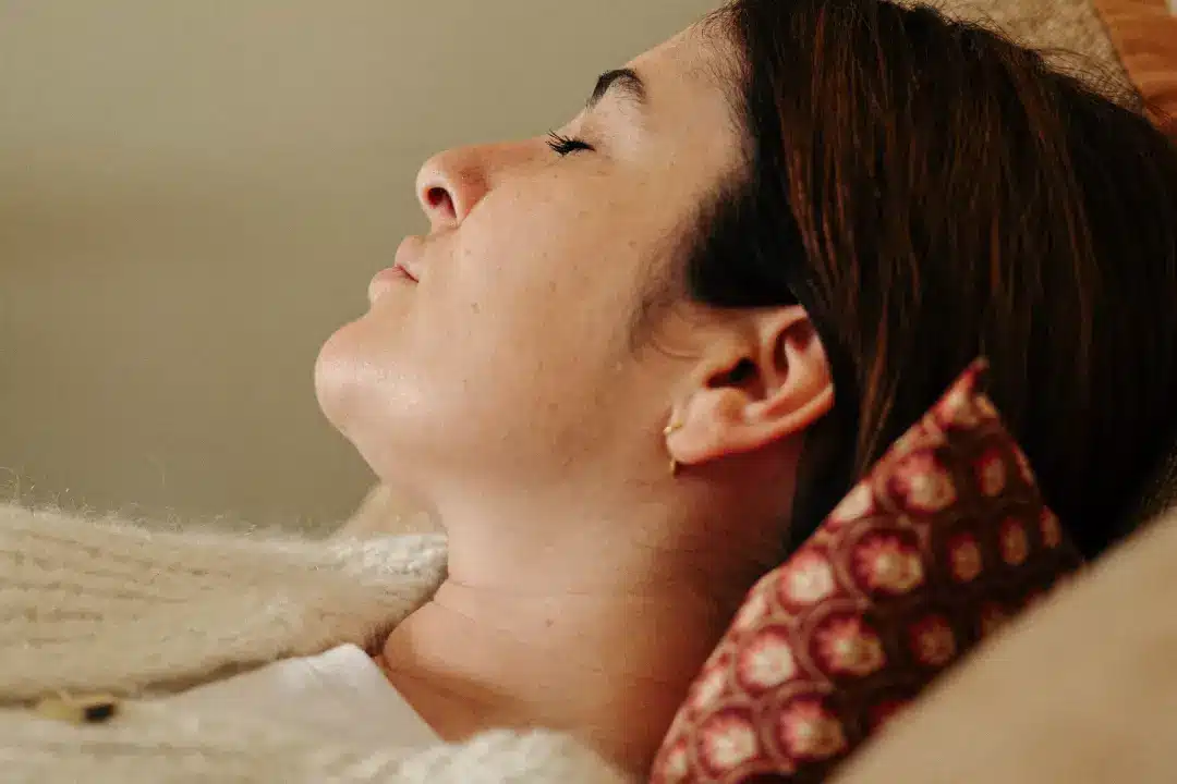 Bandeaux Olivotte disposés en rond sur un pouf