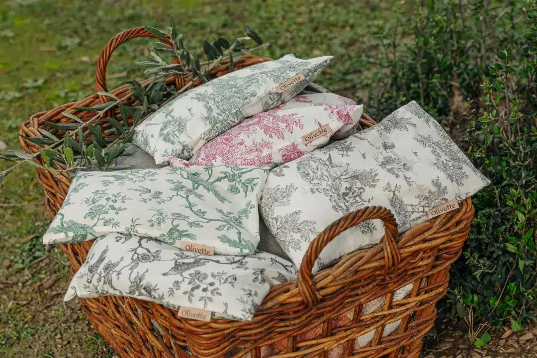 Panier en osier rempli de coussins Olivotte