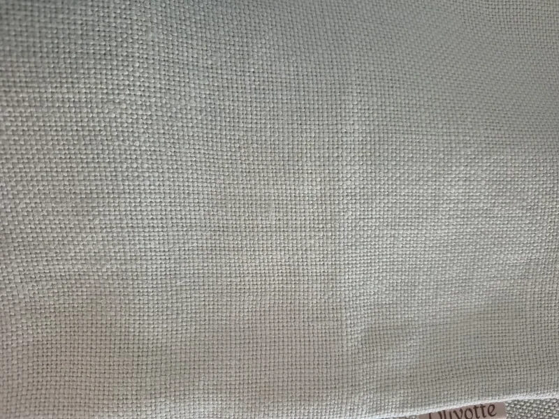 Bandeaux Olivotte disposés en rond sur un pouf