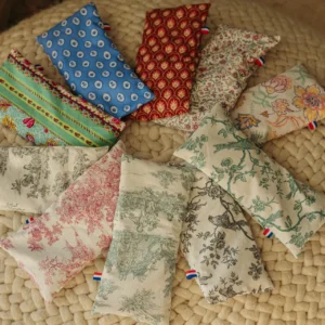 Bandeaux Olivotte disposés en rond sur un pouf