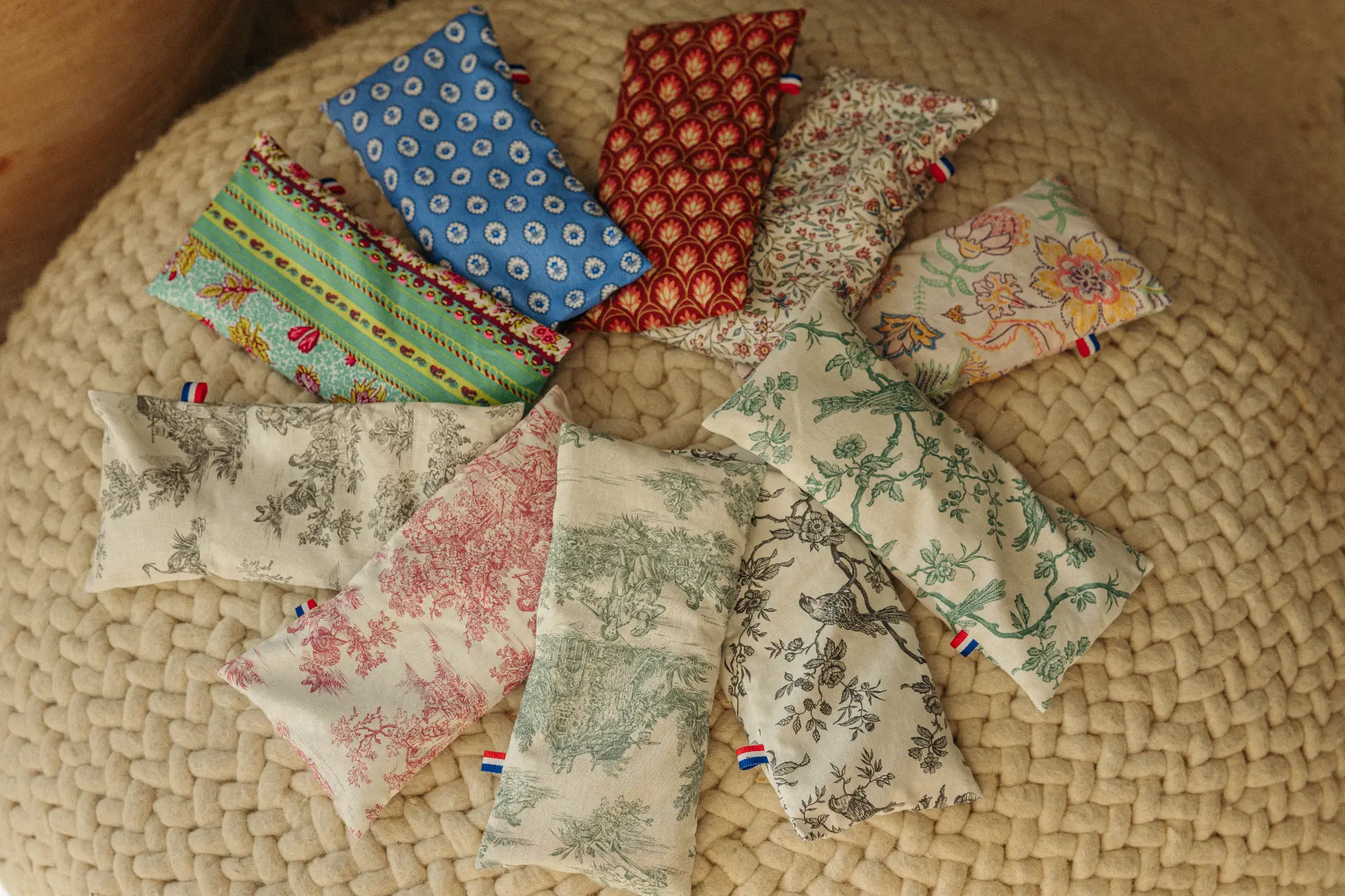 Bandeaux Olivotte disposés en rond sur un pouf