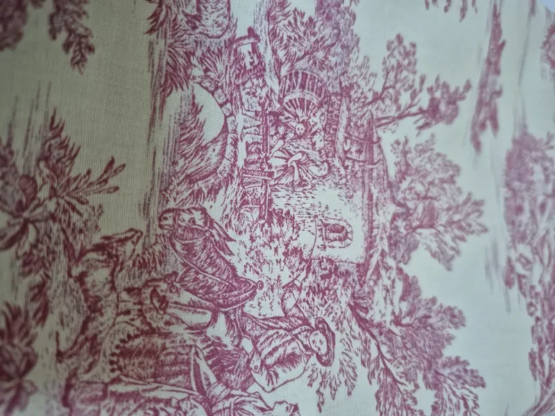 Bandeaux Olivotte disposés en rond sur un pouf