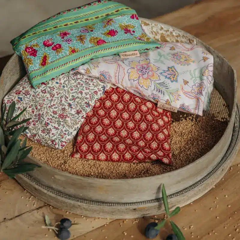 Tamis de noyaux d'olives concassés avec quatre coussins dessus