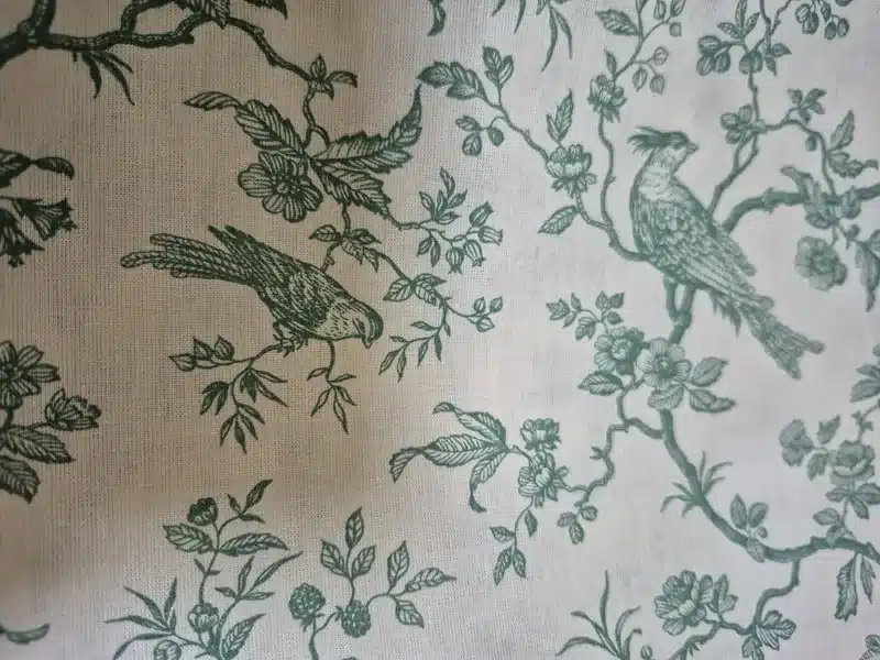 Bandeaux Olivotte disposés en rond sur un pouf