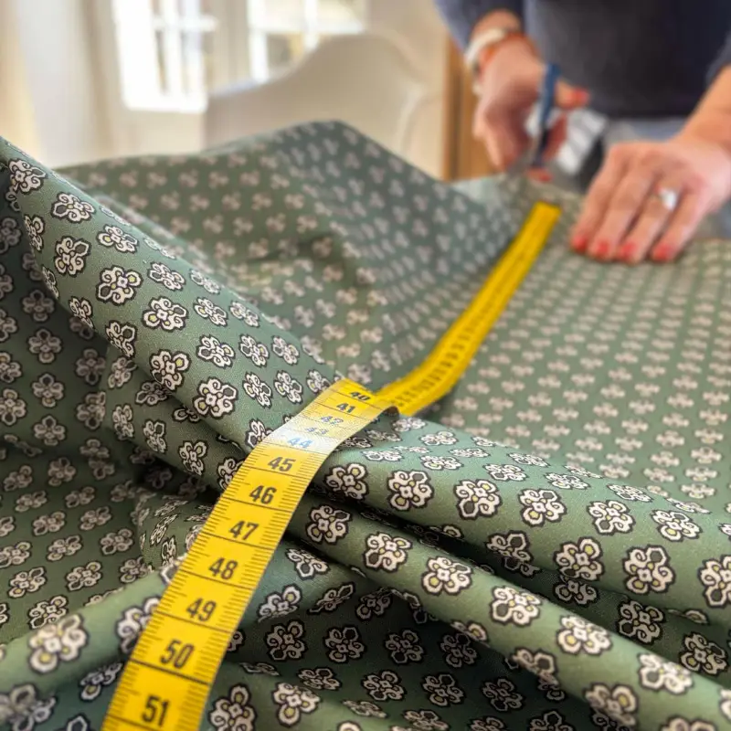 Découpe d'un beau tissu provençal